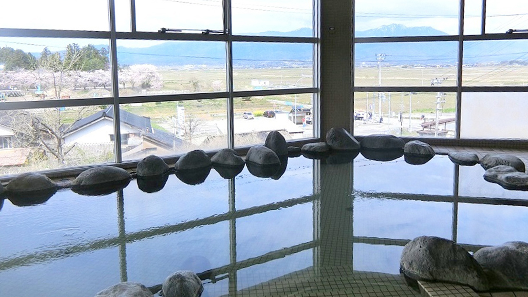 ・＜大浴場＞温泉につかって大佐渡の山々をご覧いただけます