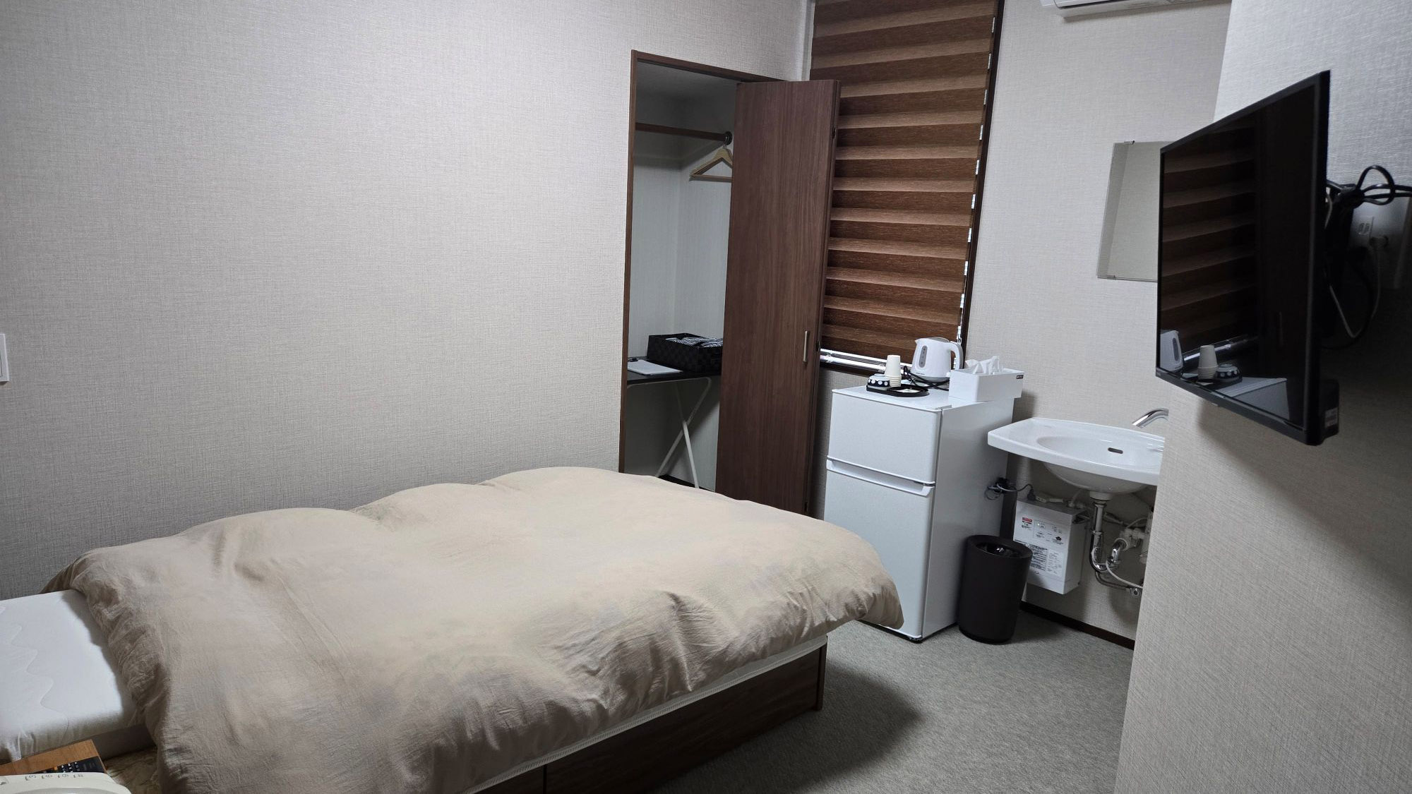 ・【洋室シングルルーム】禁煙7畳のお部屋です。ビジネスや一人旅など様々な場面でご利用ください