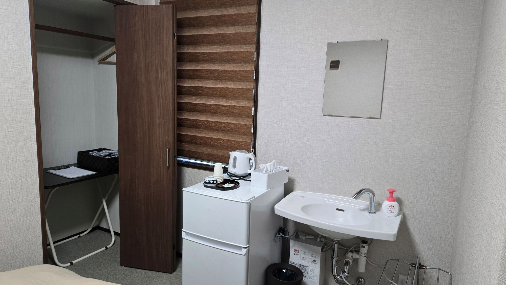 ・【洋室シングルルーム】バスルーム、トイレはございません。共用の設備をご利用ください