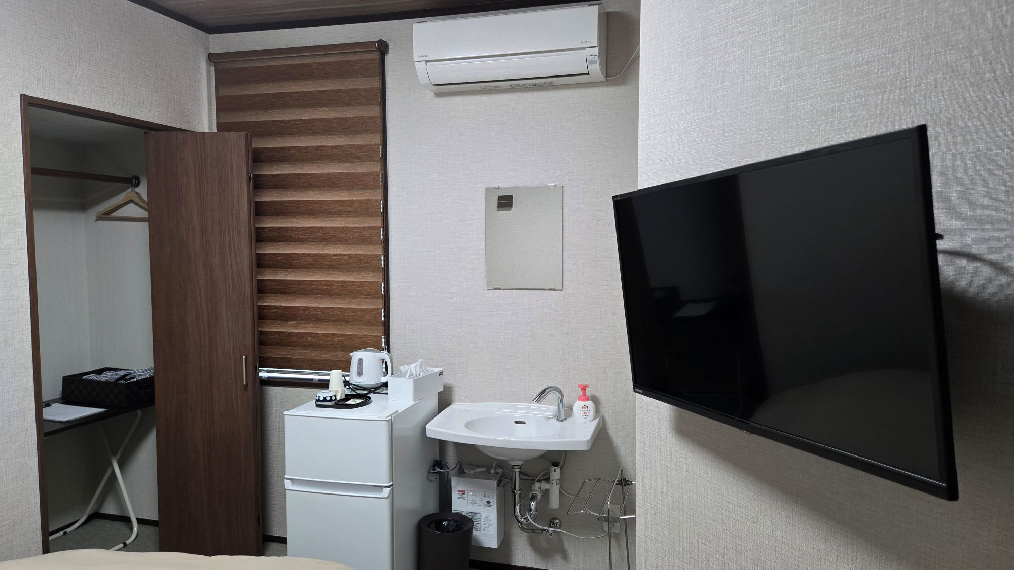 ・【洋室シングルルーム】TV、冷蔵庫、エアコン、無料Wifi完備。快適に滞在していただけます
