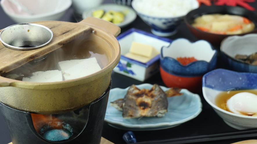 【朝食一例】湯豆腐などバランスを考えた和朝食