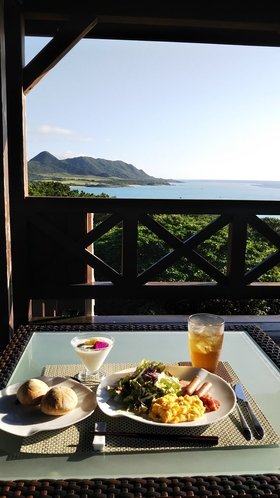 テラスで朝ご飯