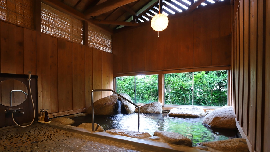 大浴場「夢湯」は客室露天風呂と同じく、名湯・榊原温泉を使用しています。貸切も対応可能。