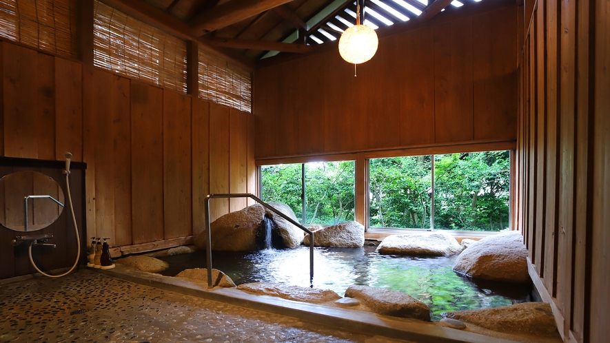 大浴場「夢湯」は客室露天風呂と同じく、名湯・榊原温泉を使用しています。貸切も対応可能。