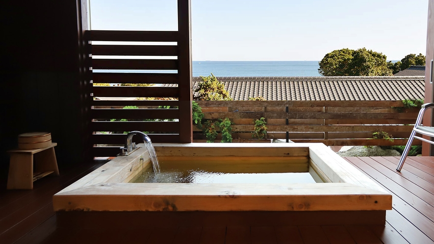 お部屋の温泉露天風呂。美人の湯と名高い「榊原温泉の湯」をお部屋で。