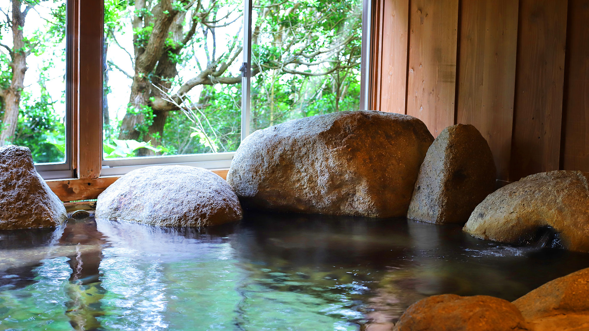 大浴場「夢湯」は客室露天風呂と同じく、名湯・榊原温泉を使用しています。貸切も対応可能。