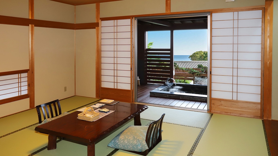 お部屋の温泉露天風呂。美人の湯と名高い「榊原温泉の湯」をお部屋で。石風呂タイプ。