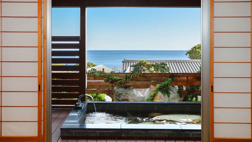 お部屋の温泉露天風呂。美人の湯と名高い「榊原温泉の湯」をお部屋で。石風呂タイプ。