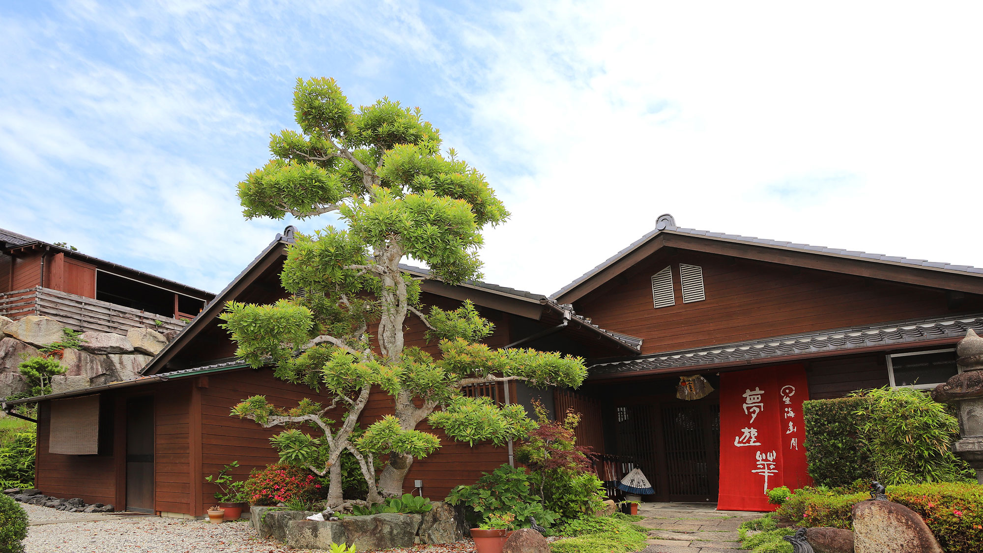 全室温泉露天風呂付き客室の夢遊華へようこそ。