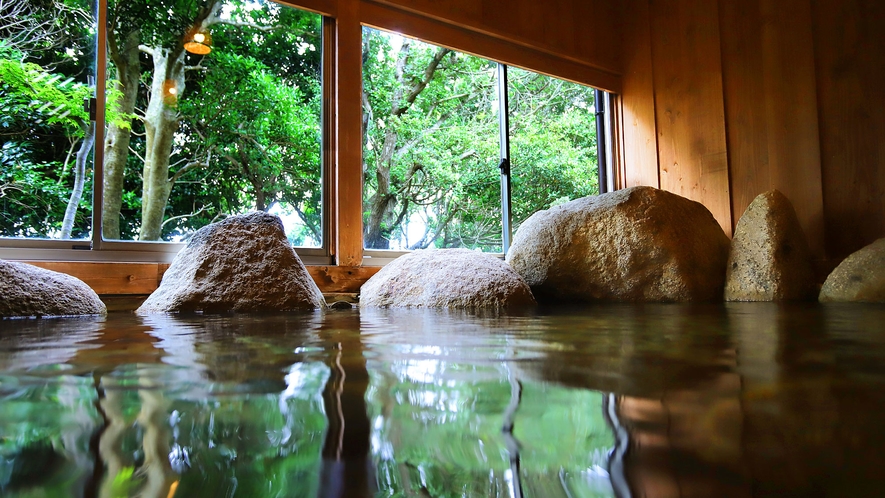 大浴場「夢湯」は客室露天風呂と同じく、名湯・榊原温泉を使用しています。貸切も対応可能。