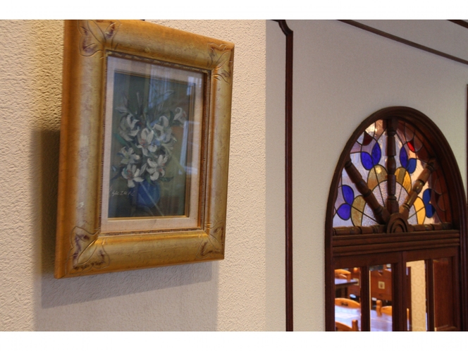 館内の絵画　絵画とステンドグラス