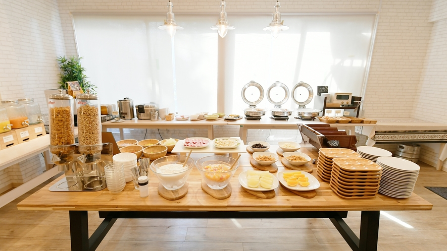 【朝食ブッフェ】朝食は和洋のラインナップが充実。パンやサラダで一日の始まりを！