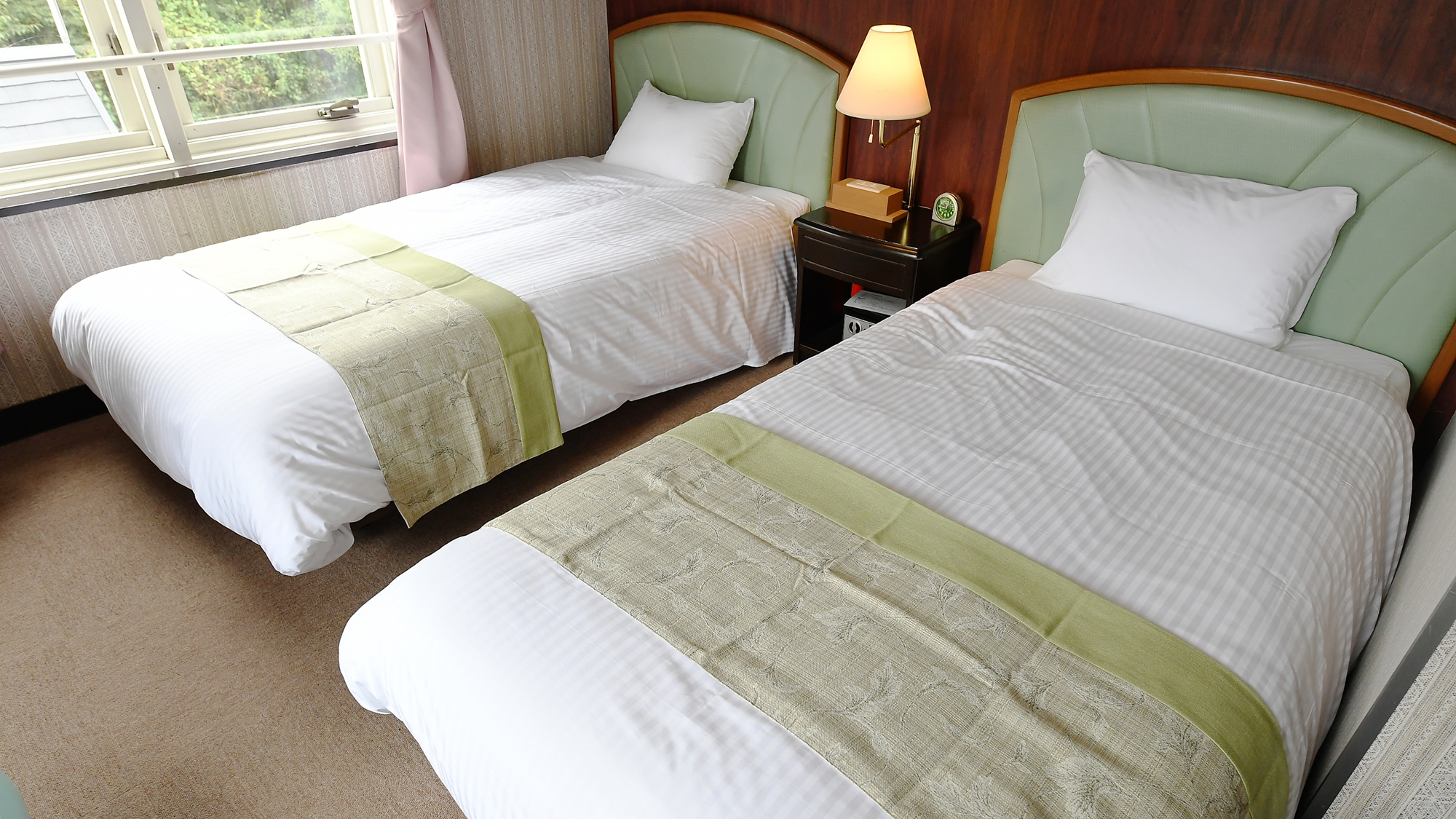 【洋室】ツイン　リラックスしていただけるよう、調度品にもこだわっております。