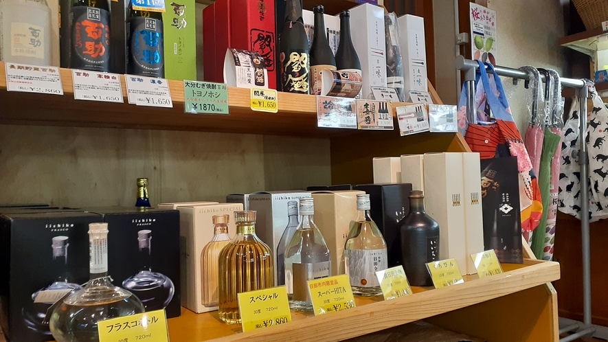 売店では日田の地酒・焼酎も販売しています