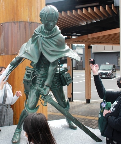 JR日田駅前に「進撃の巨人」リヴァイ兵長の像が完成！