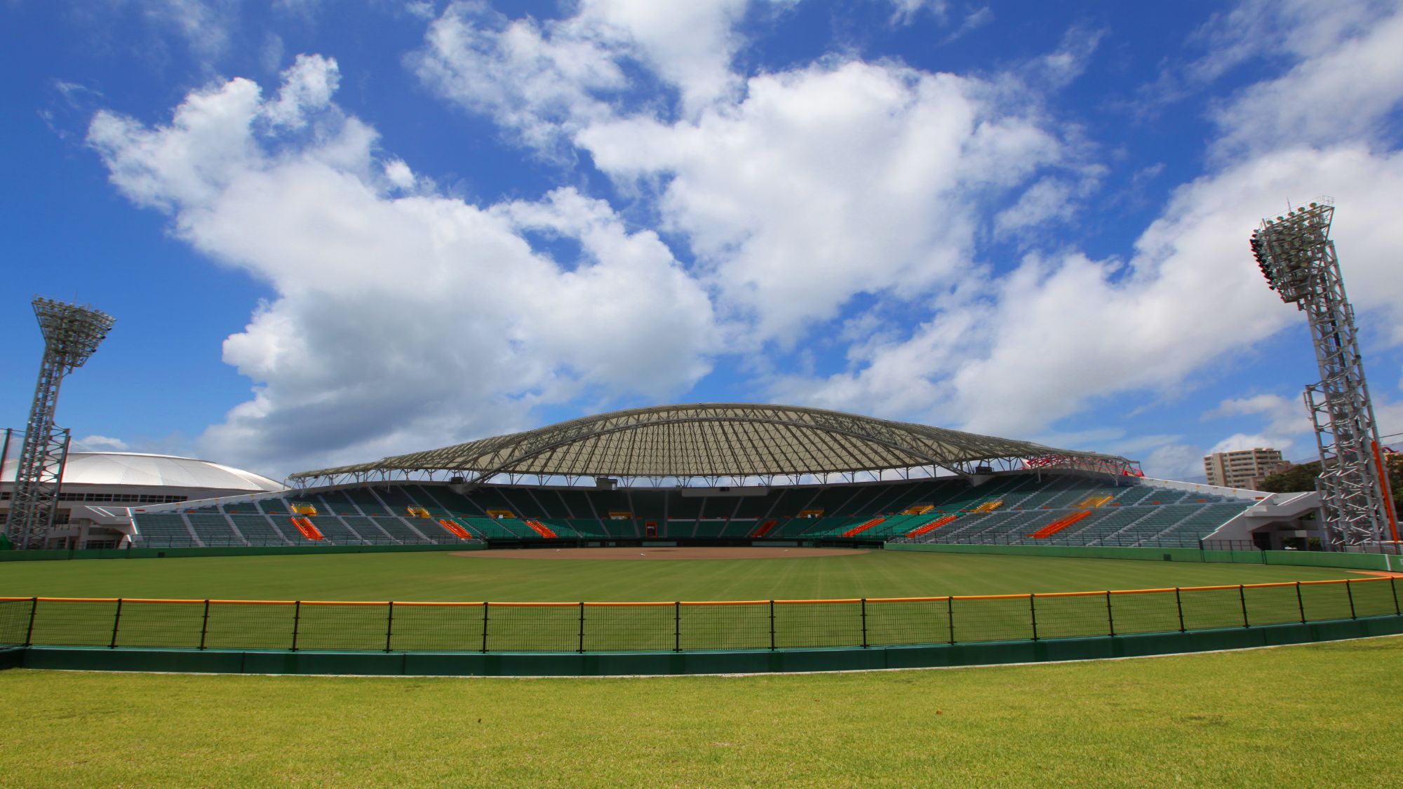 【沖縄セルラースタジアム那覇】当館から車で約12分