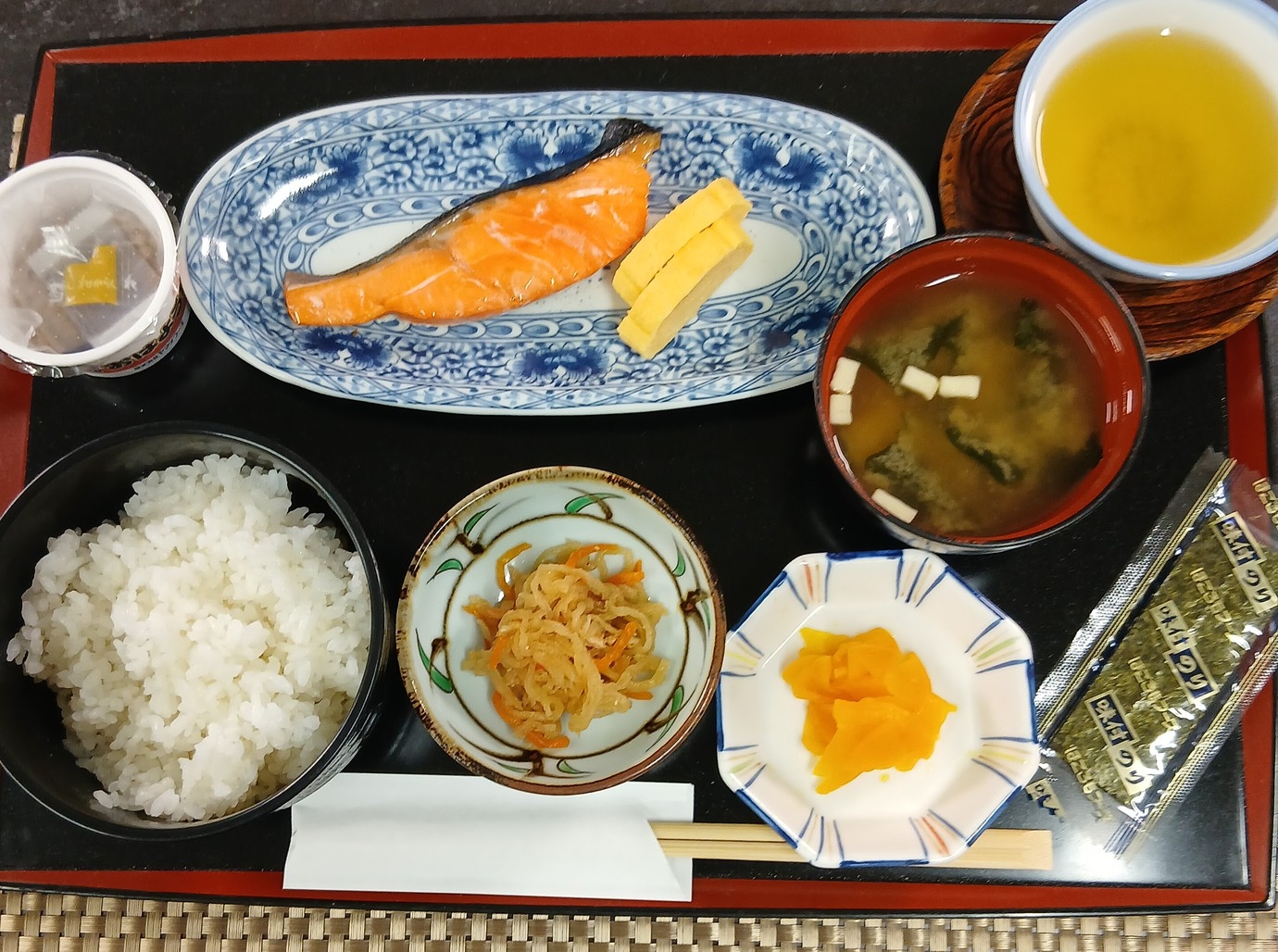 【朝食：和定食】季節のお料理と温泉でごゆっくり♪夕朝食付プラン