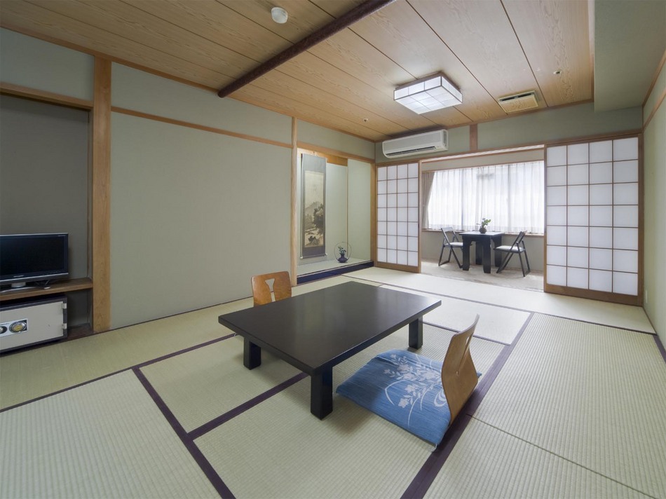Relax in a spacious Japanese-style room of 9 to 12 tatami mats.
