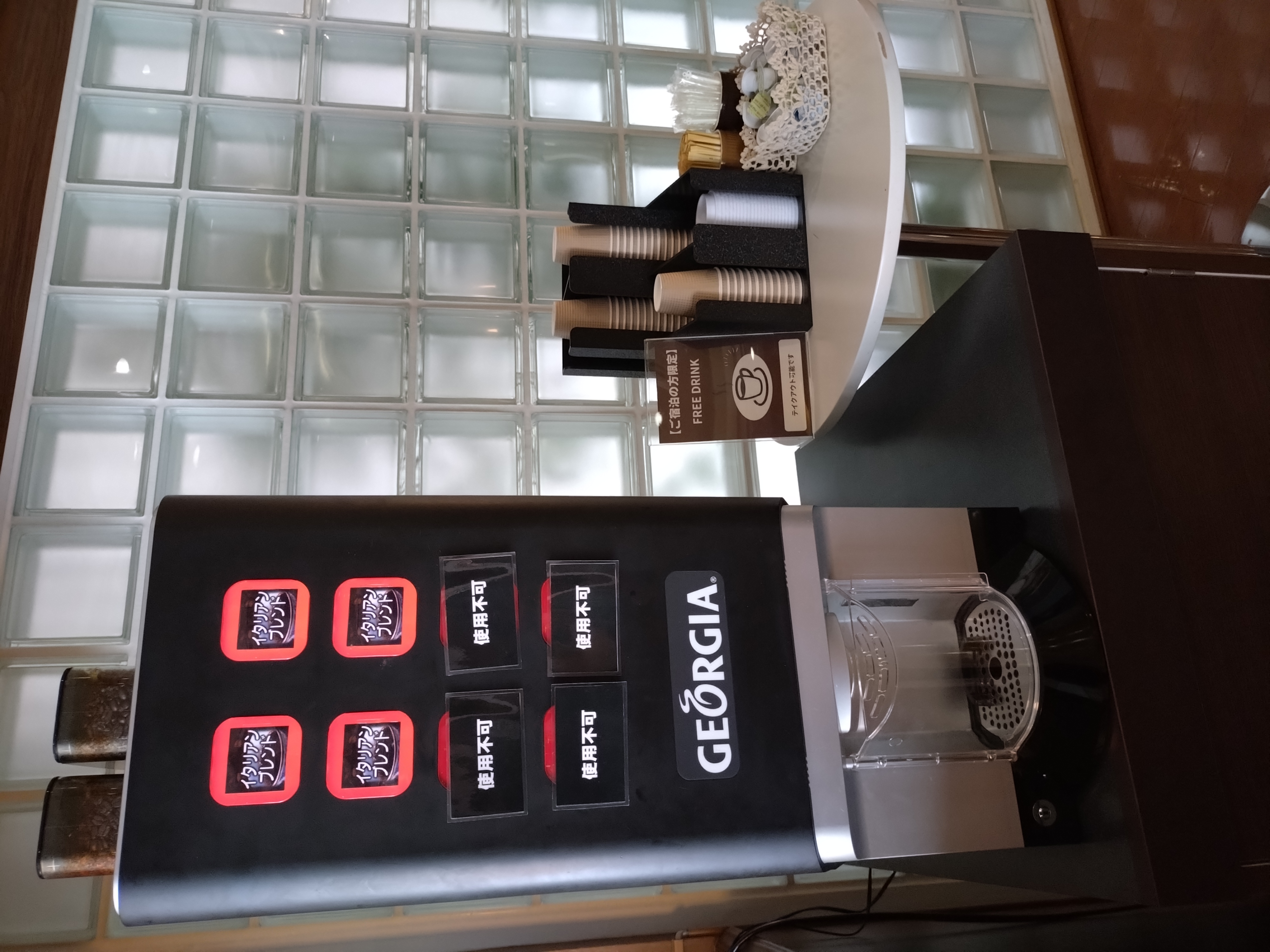 セルフサービスのコーヒーマシーンです。1階ロビーにあります。