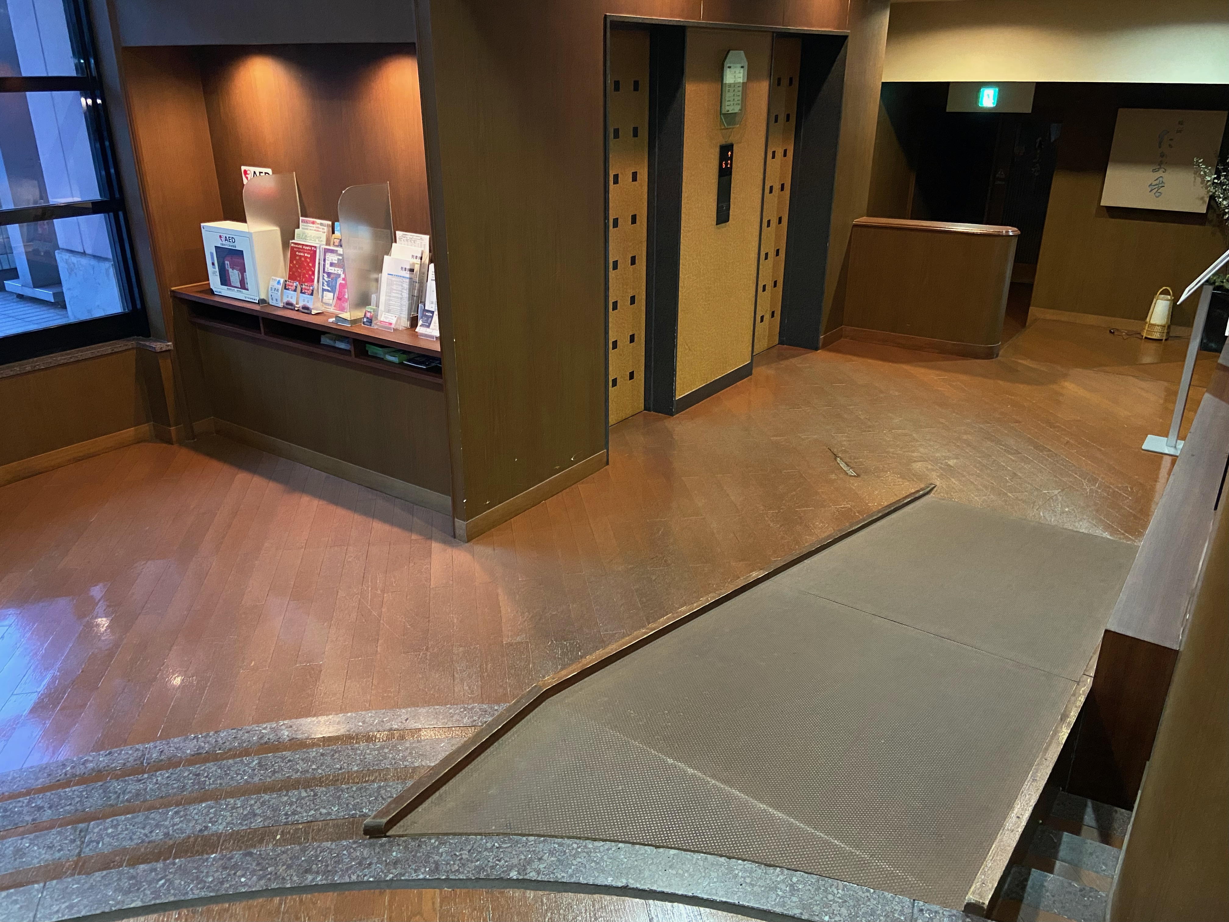 エレベーター前のスロープ
