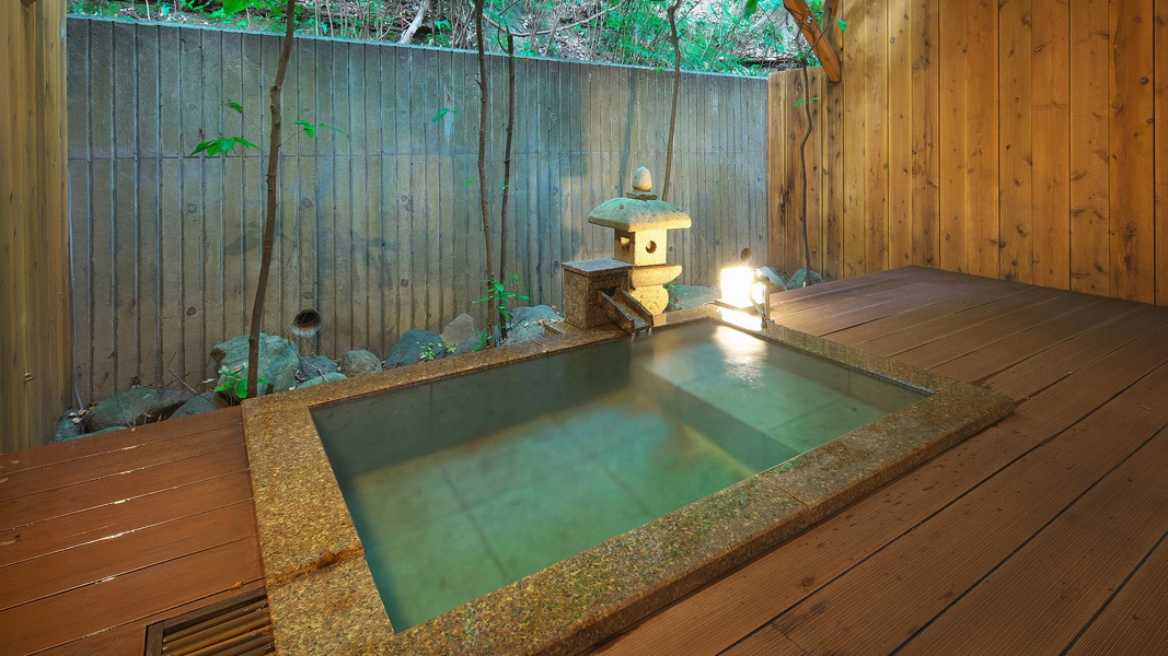 露天風呂付客室の露天風呂1例