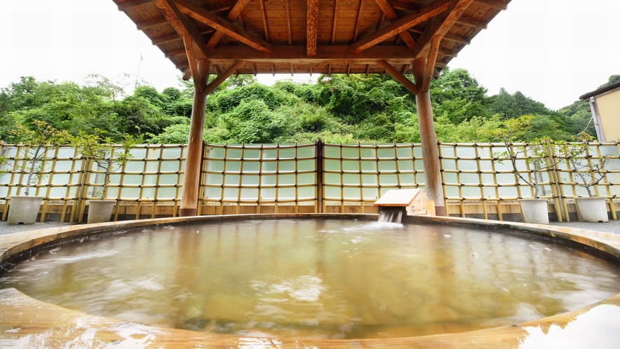 鎌先温泉のお湯は傷に効能があると言われております。