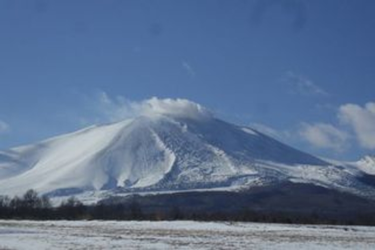 冬の浅間山（大好きな牧草地から）②