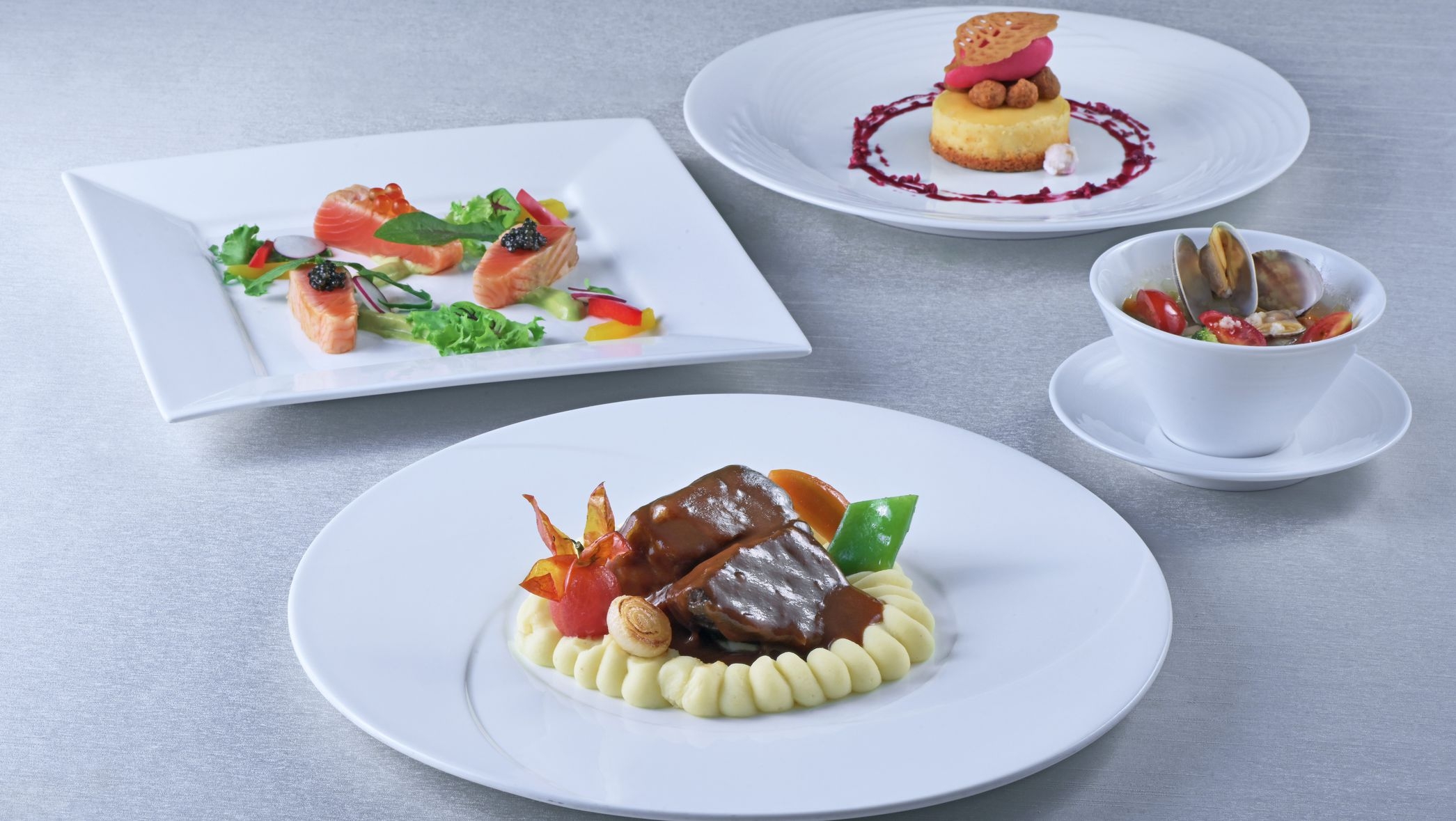 【夕朝食付き】カジュアルなディナーコース＆ワンドリンク付き