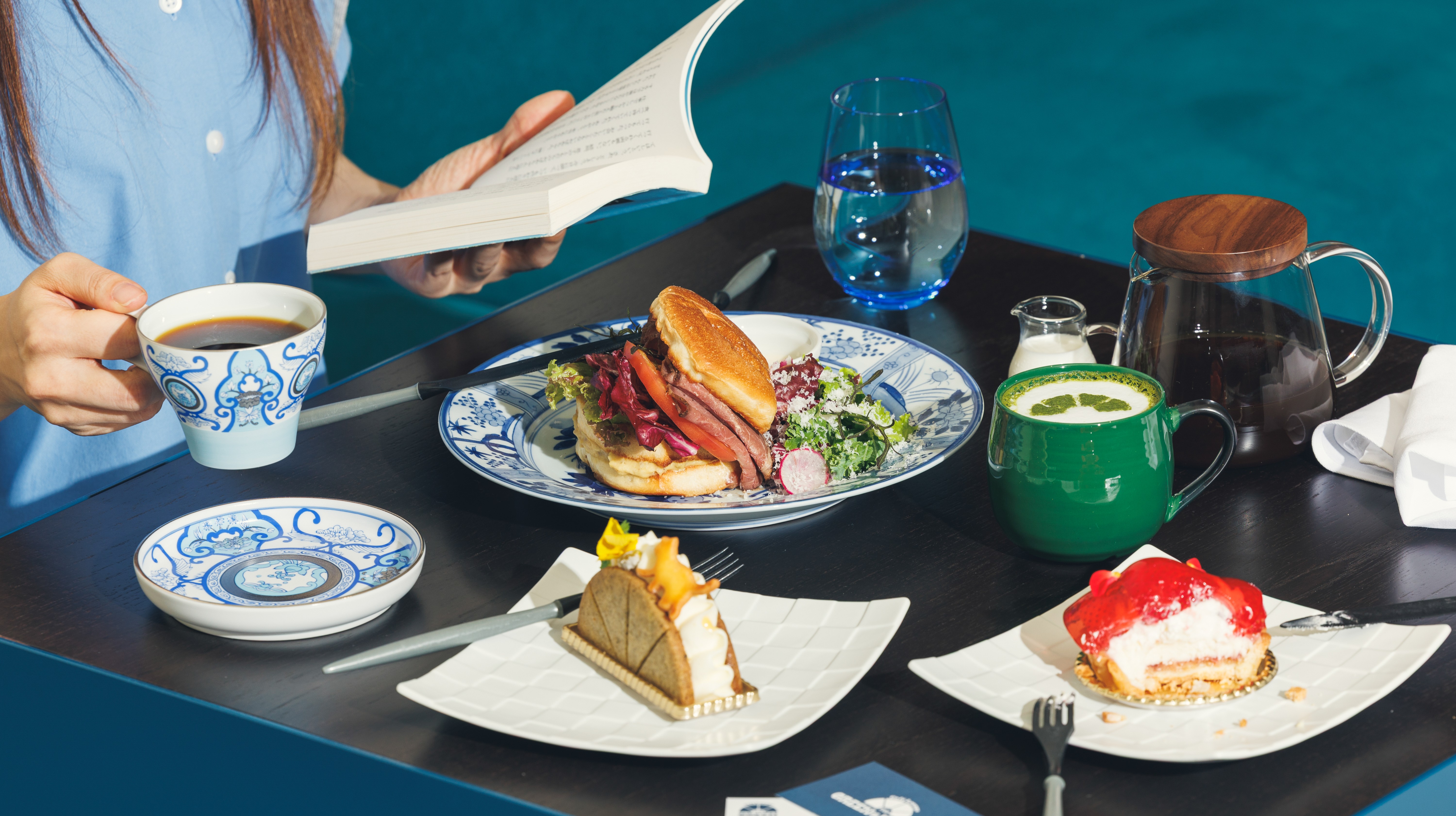 コーヒー・軽食・ケーキ、アルコールもご準備しています。