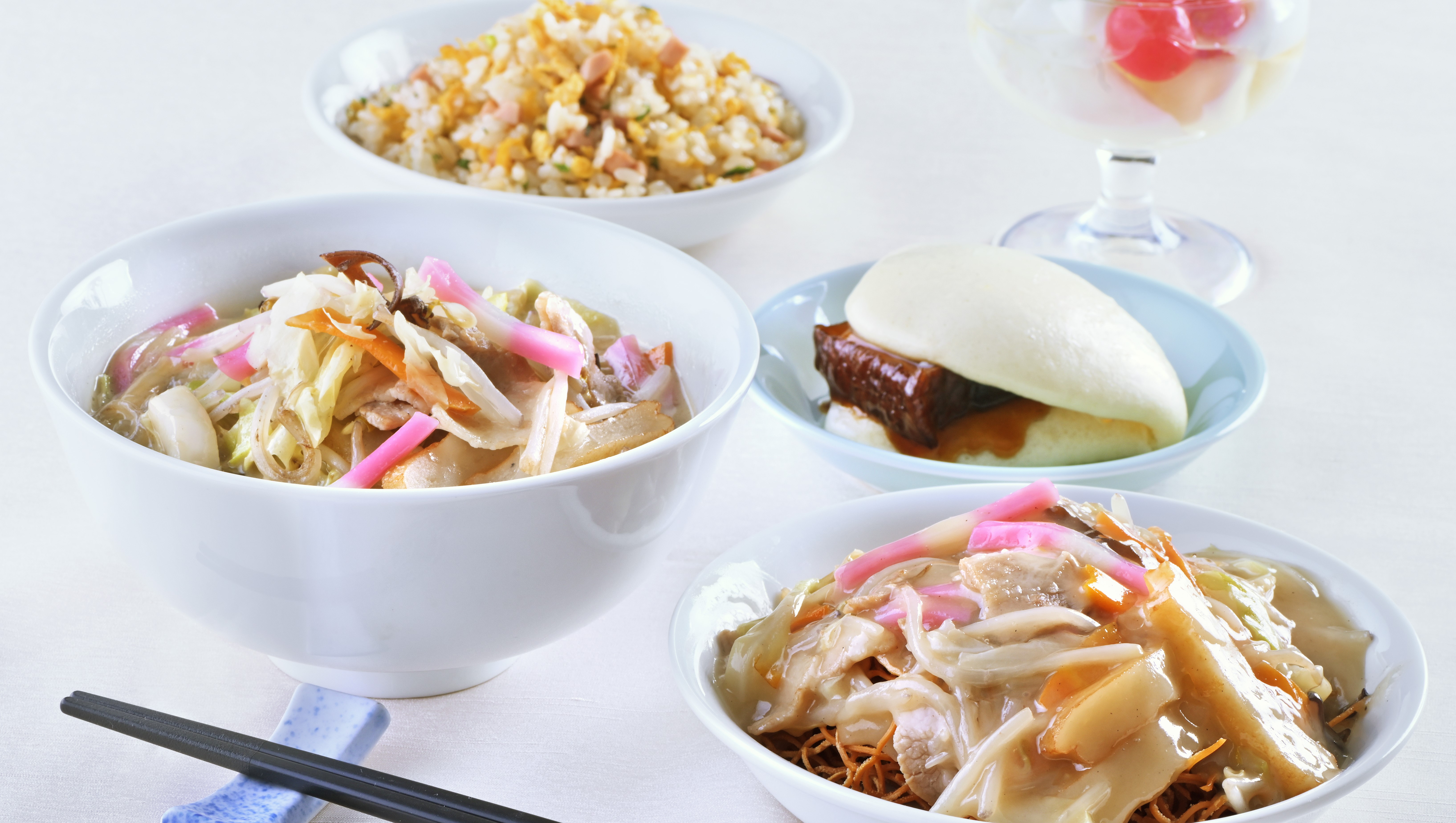 アラカルトのメニューには長崎名物のちゃんぽんや皿うどんも！