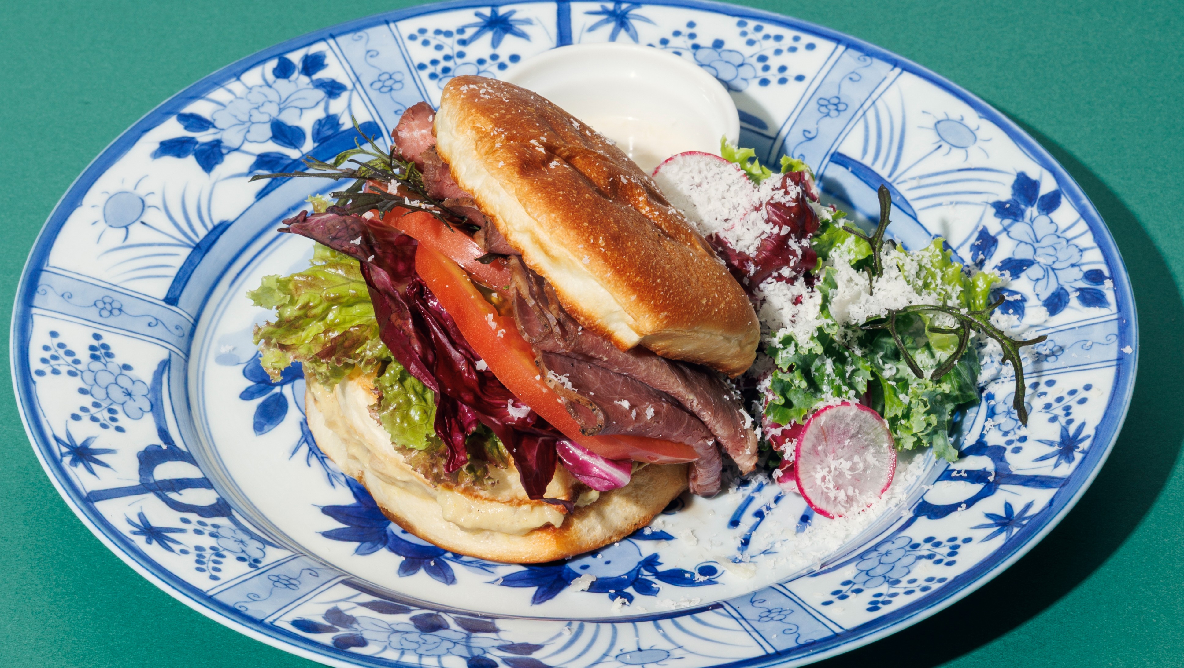 長崎出島バーガー　ローストビーフを使った贅沢バーガー