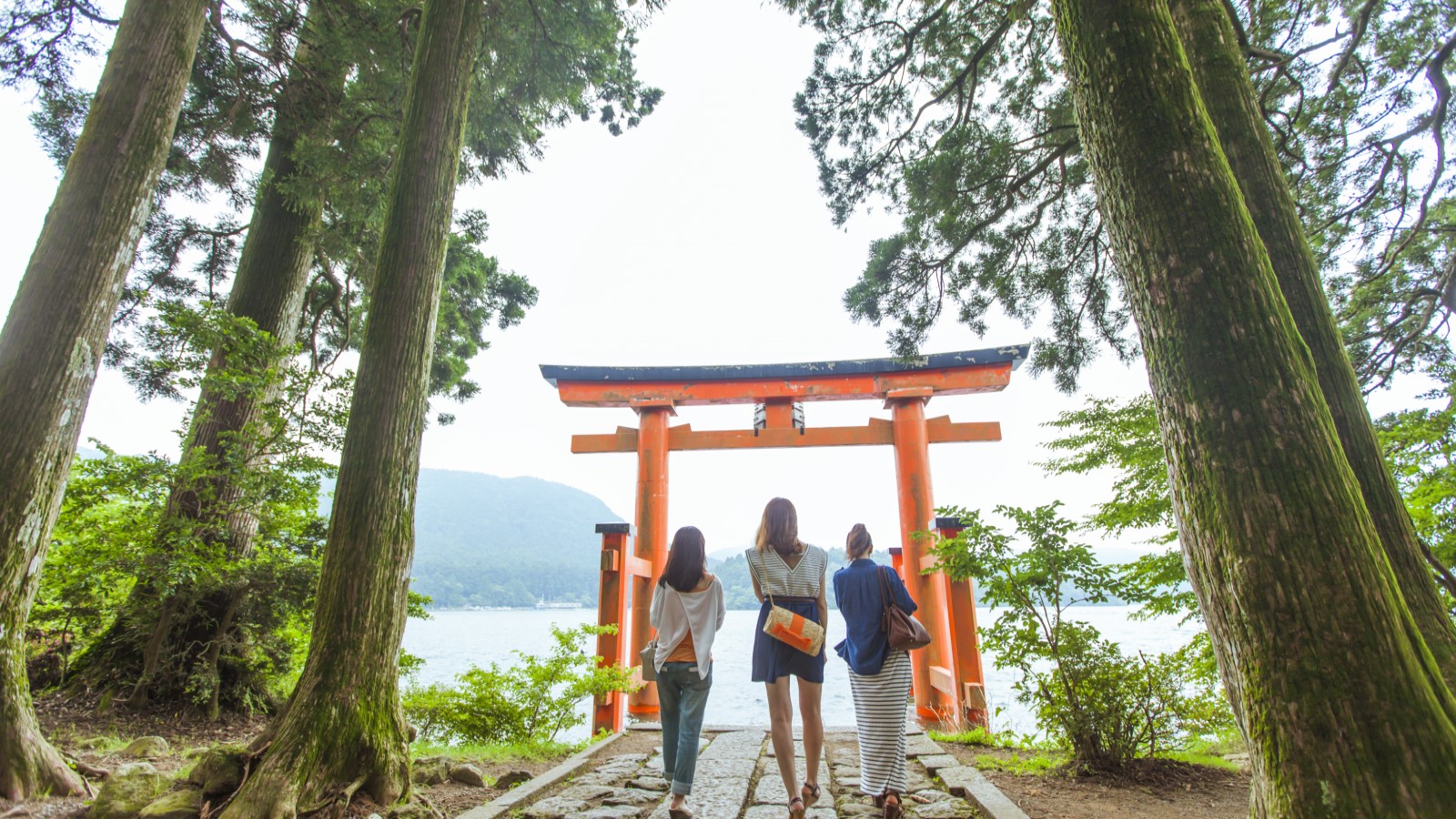 箱根神社・芦ノ湖（車で約15分）