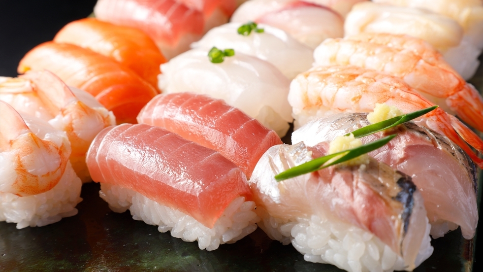 【温泉SALE】地魚など地元食材を使用した海鮮豊富なバイキングがお得！お寿司や鉄板焼きが食べ放題♪