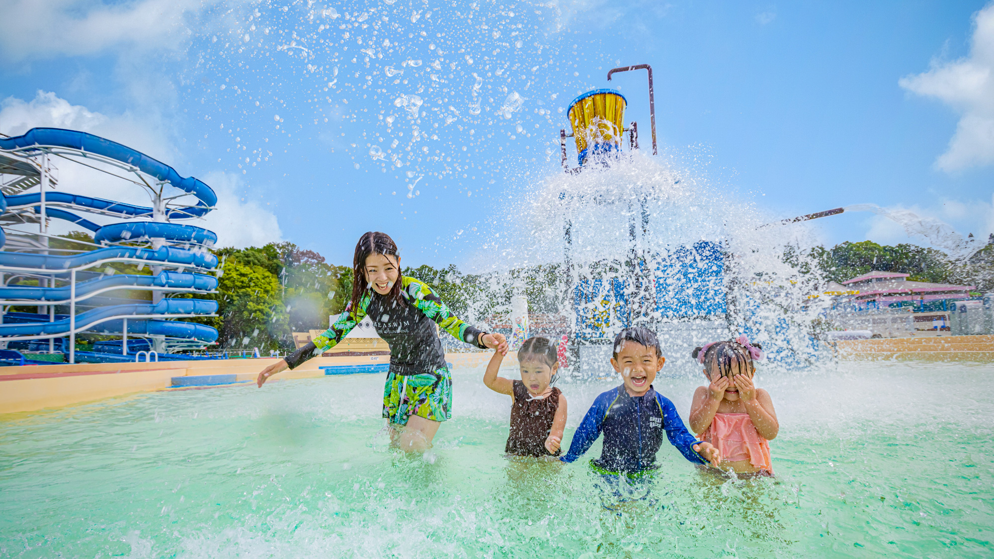 巨大なバケツからお水がばっしゃ～ん！！