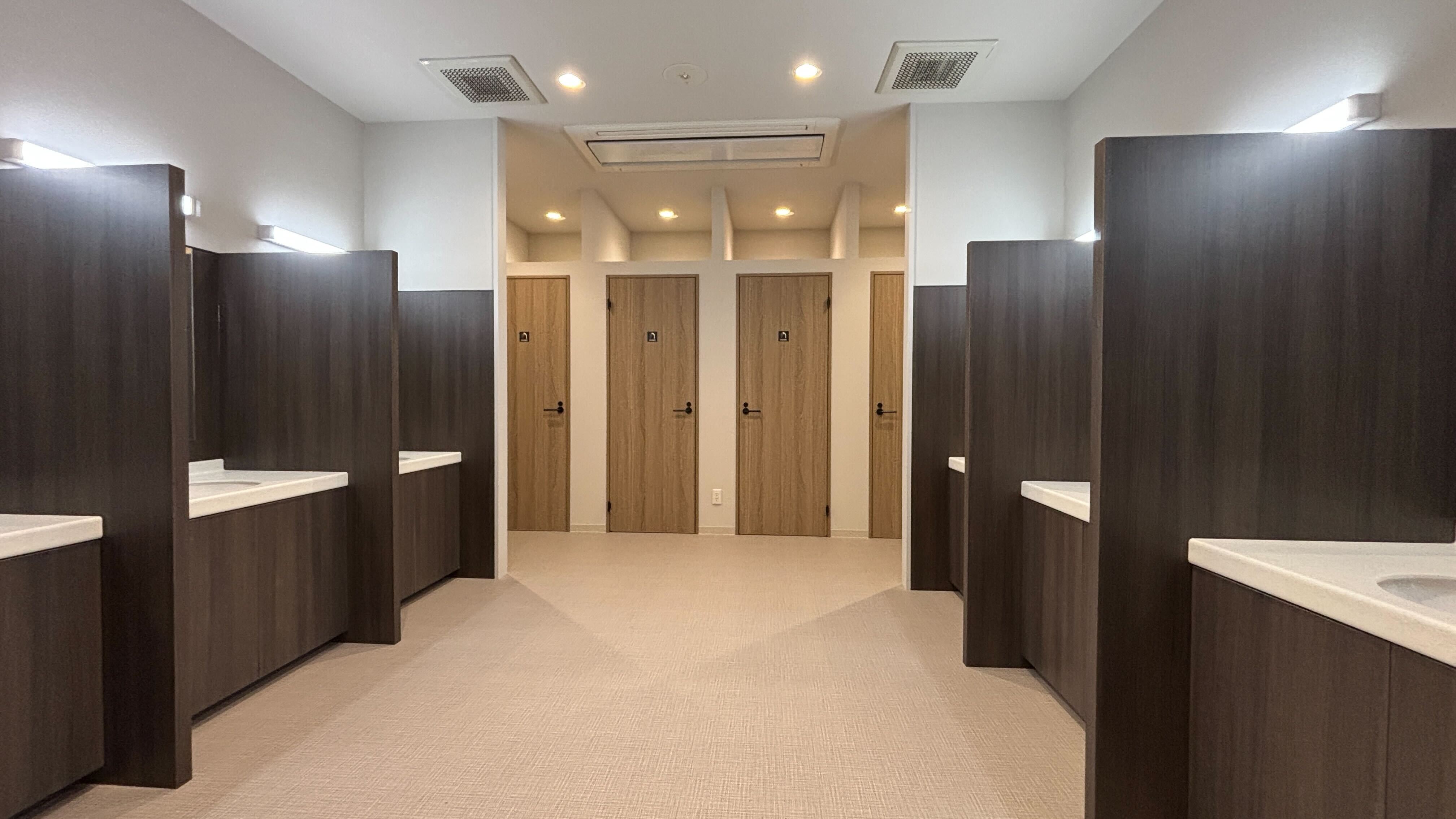 ビジネスキャビン（男性専用）共有シャワーブース