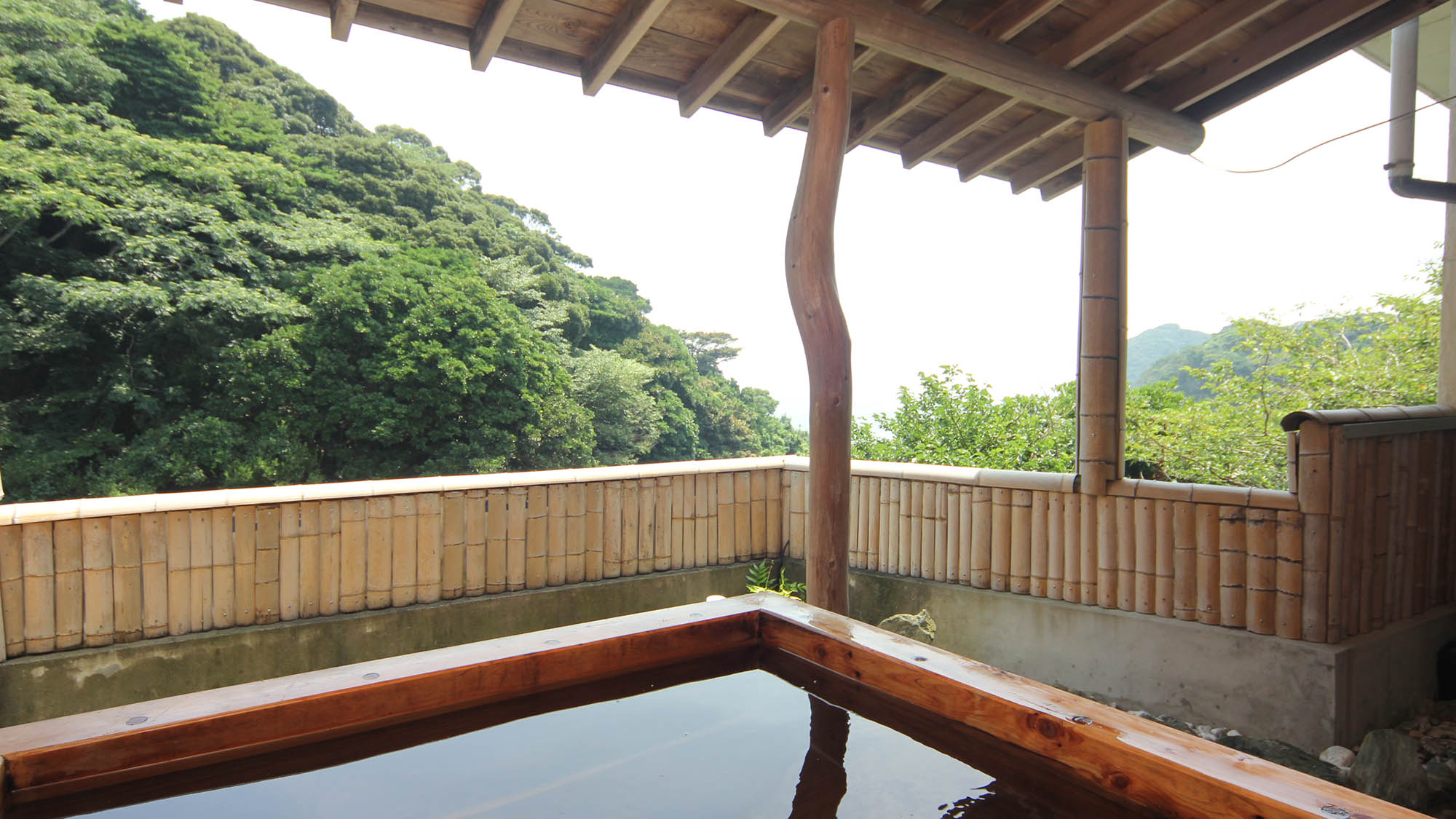 展望露天風呂（女湯）檜の香りと海風が気持ちいい　