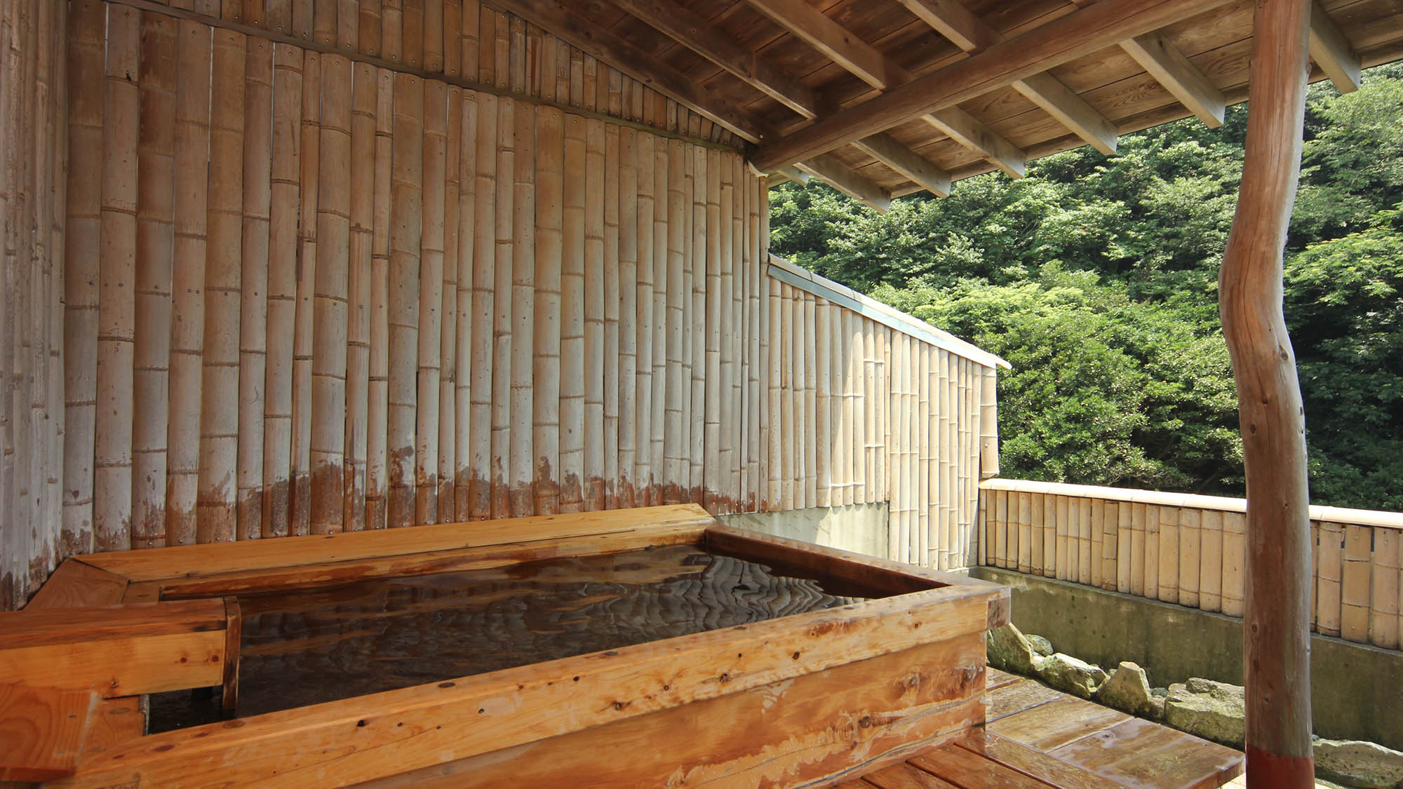 展望露天風呂（男湯）解放感ふれる檜のお風呂です