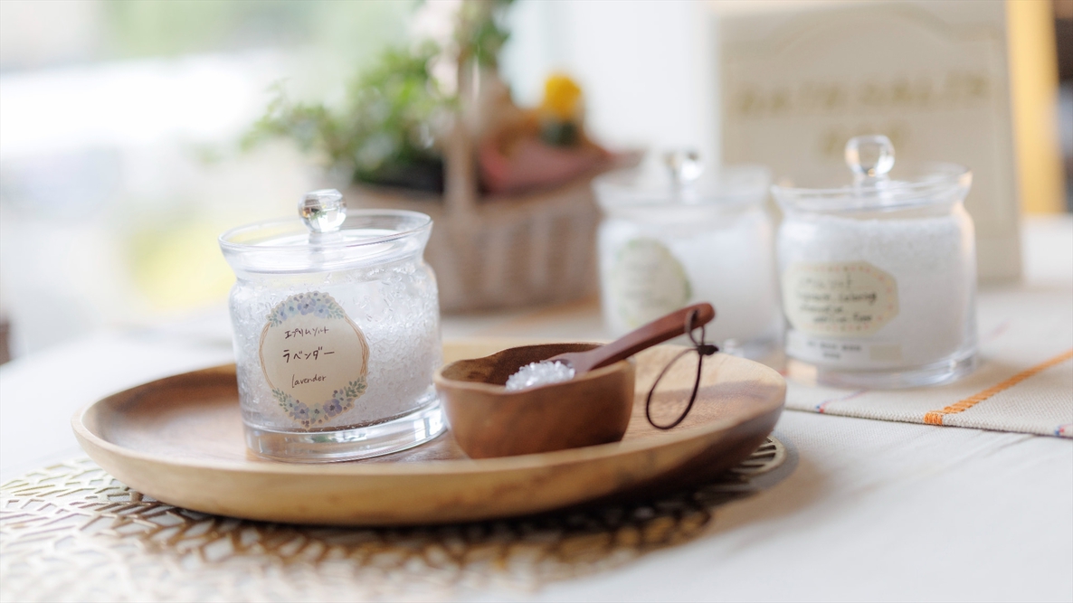 【バスソルトバー】ご自身でお好きな香りのバスソルトをお部屋に持って行って頂く仕様です。