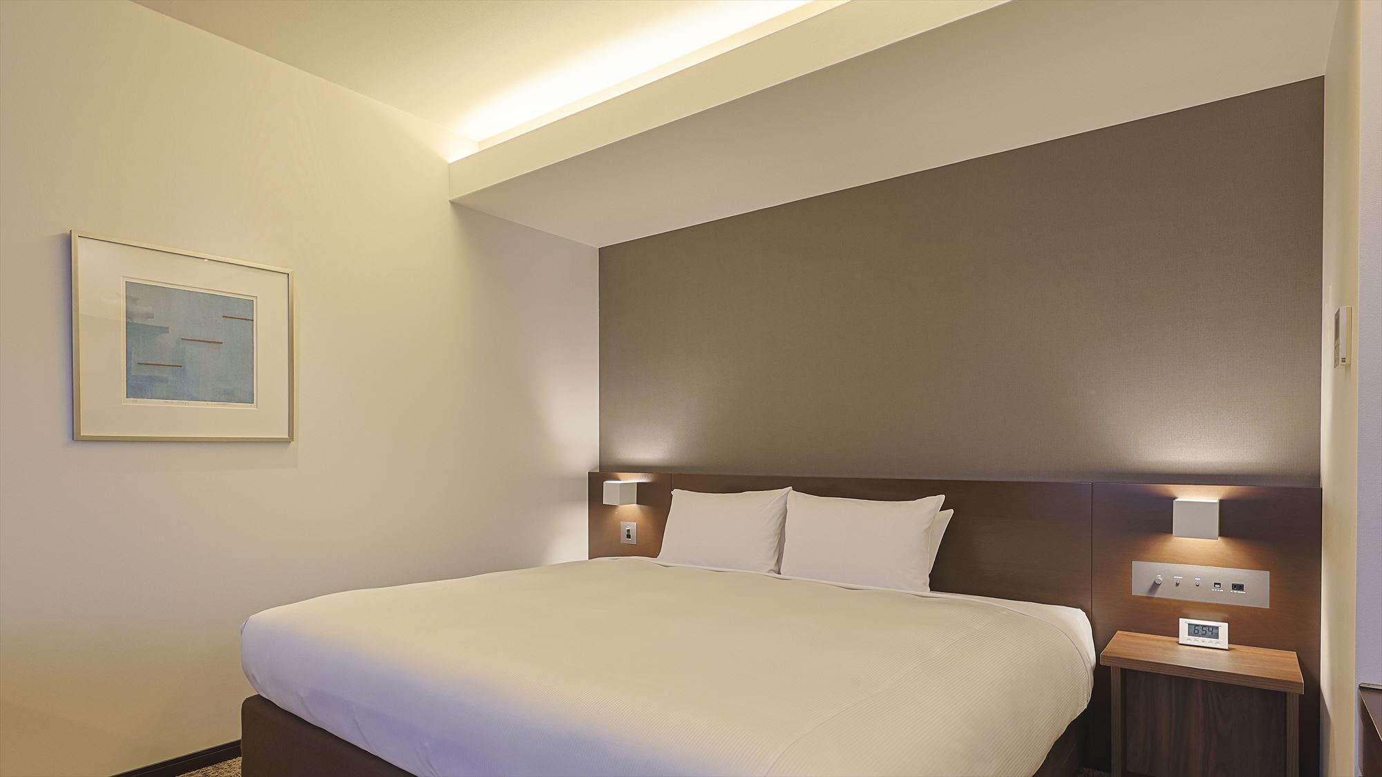 【デラックスダブル(北館) 33㎡】ゆとりのある客室にクイーンサイズ以上のベッドが設備された快適な空