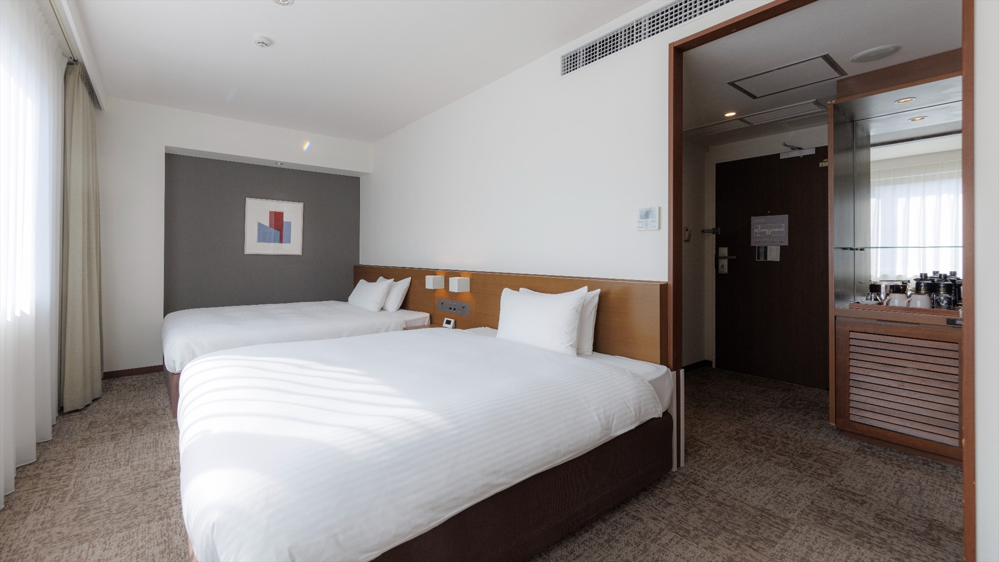 【デラックスツイン(北館) 33㎡】 ３名利用可能、快適にお過ごしいただける利便性の高いお部屋です。