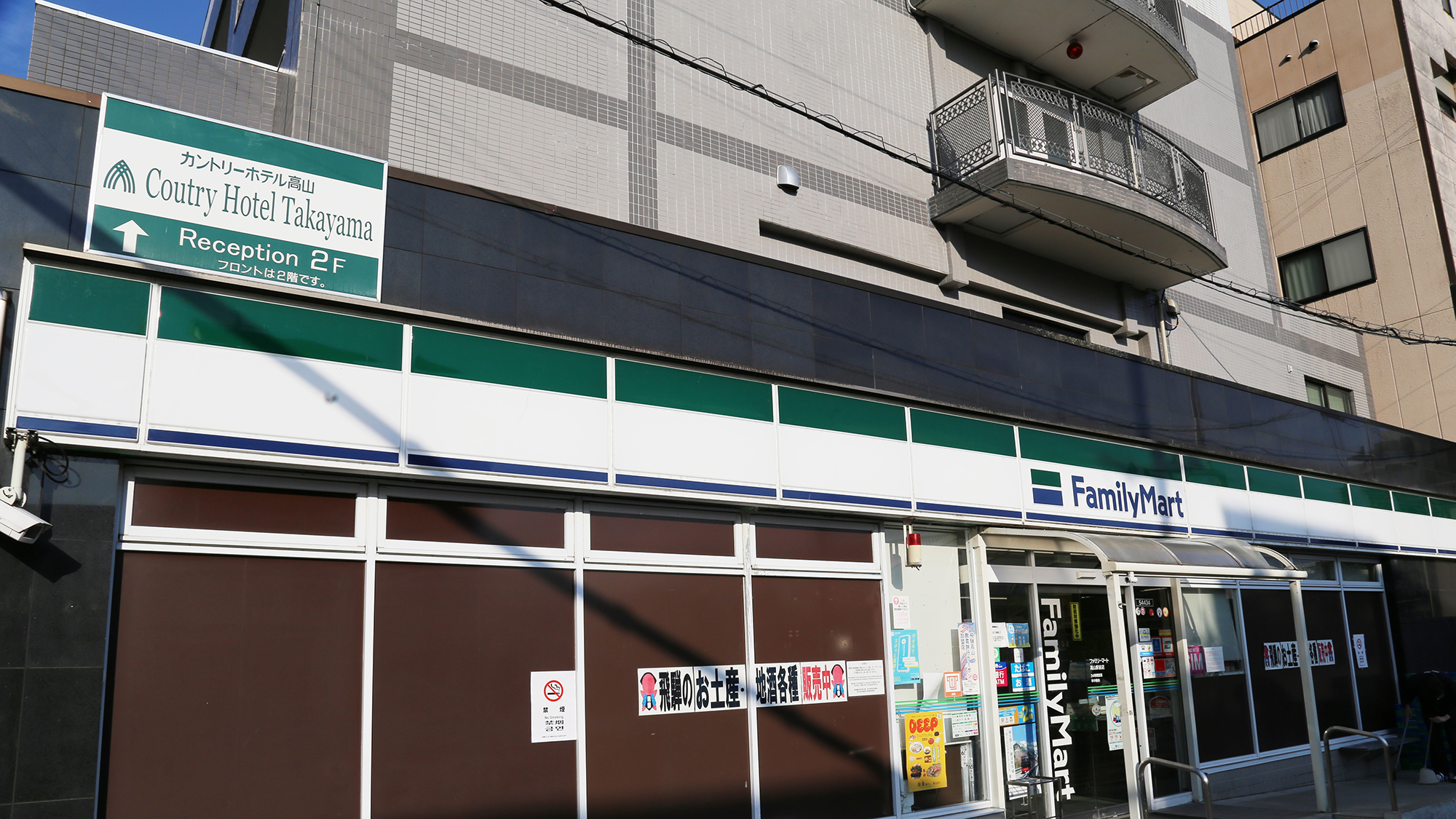 1階にコンビニがあり、お買い物や急なご用時にも便利です。