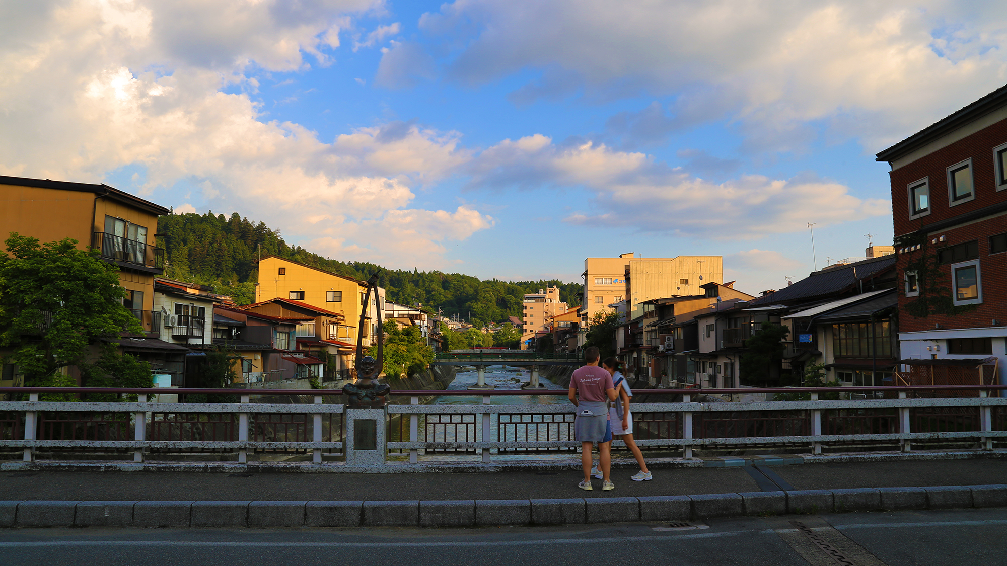 【周辺観光】町のにぎわいと自然を感じることのできる宮川の風景。