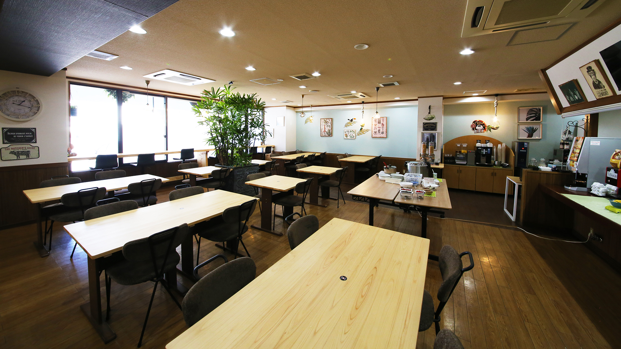 【レストラン カントリーロード】ご朝食はこちらで。明るく広々とした空間です。
