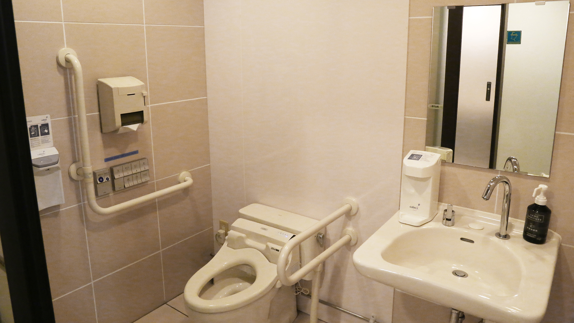 【館内設備：バリアフリートイレ】ロビーのトイレは、車椅子でもご利用いただける造りです。