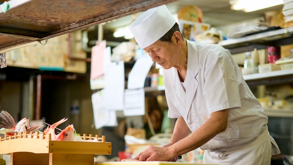 【港町寺泊　漁師料理】お刺身盛合せ＋姿造り２種食べ比べ×紅ズワイガニ１杯×名物浜焼き☆寺泊鮮度自慢