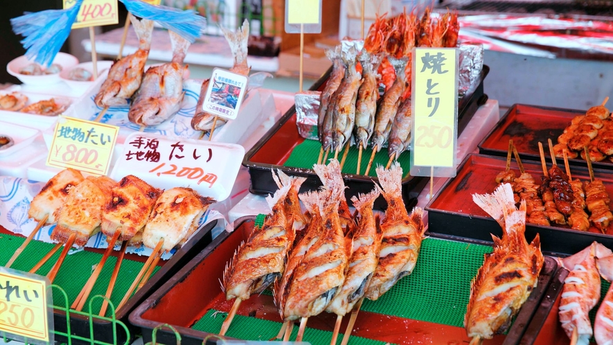 【寺泊魚の市場通り】「魚のアメ横」と呼ばれる寺泊の観光スポット！お土産屋美味しい料理が並びます。