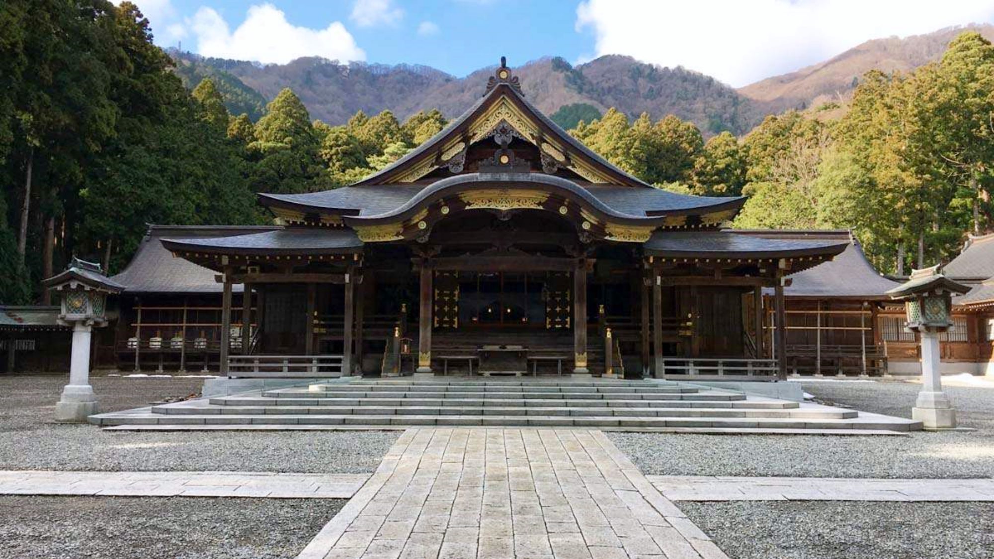 【弥彦神社】『万葉集』にも歌われる古社。人気観光スポットです。当館から車で２０分程の距離にあります。