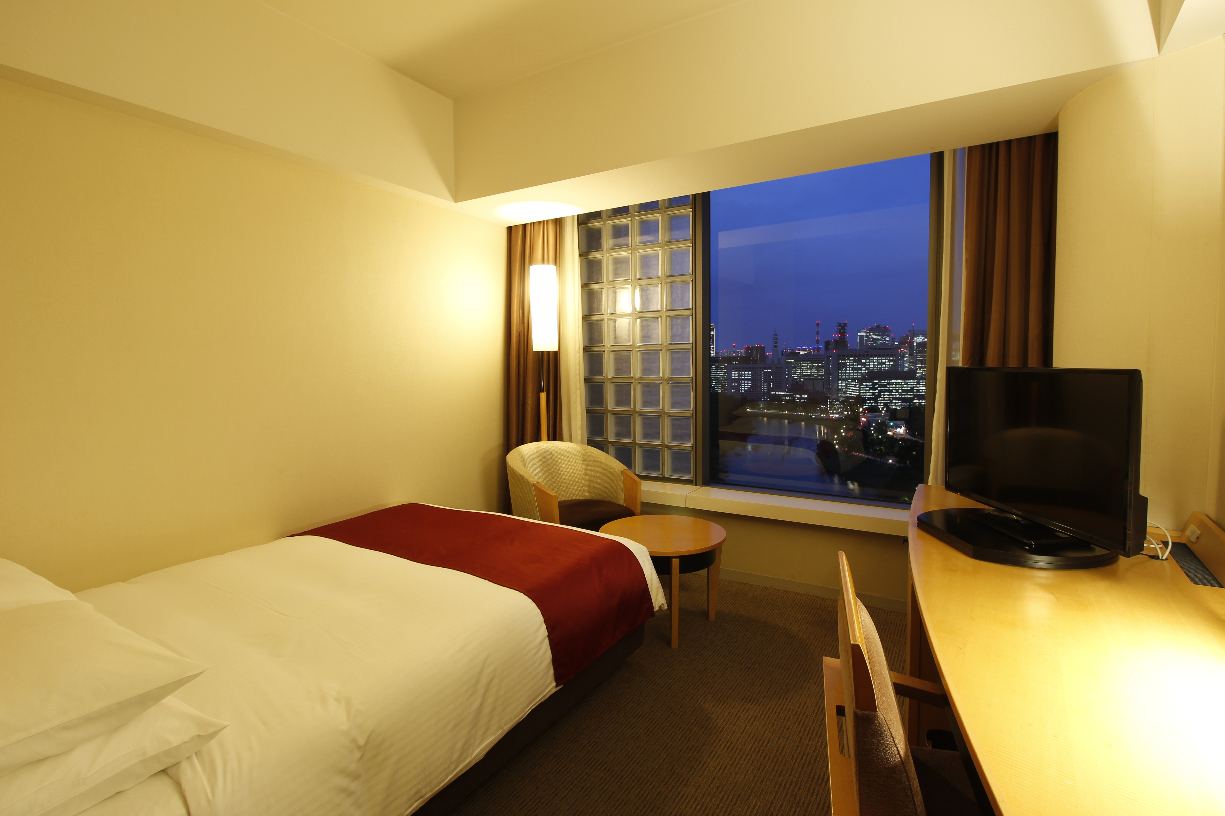 セミダブル（18㎡・皇居側）