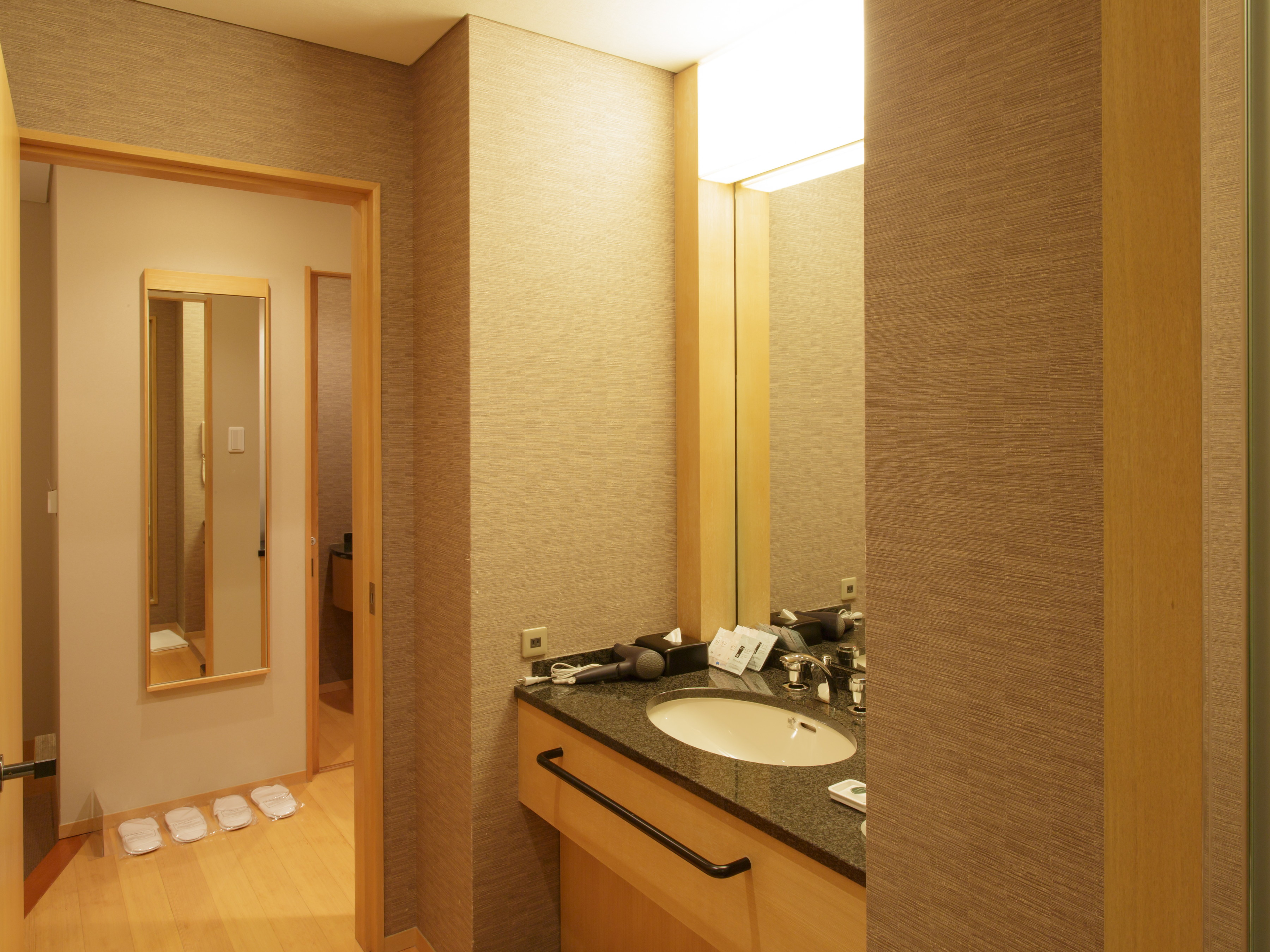 和室9畳（皇居側・バストイレ別）