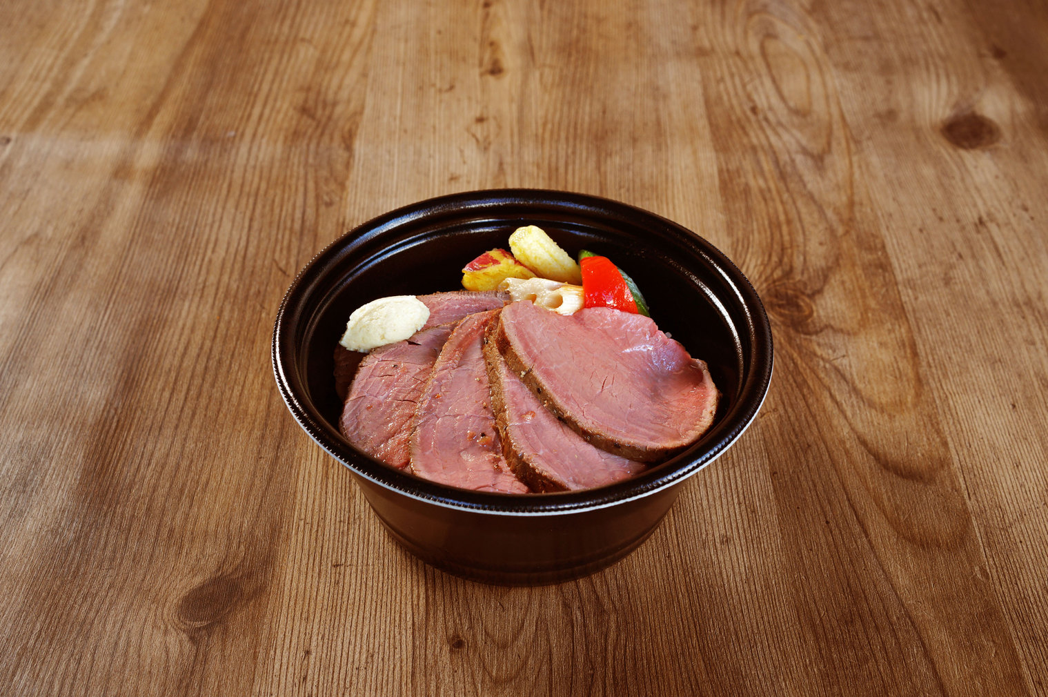 【シェフ特製☆グルメボックスプラン】極厚ローストビーフ丼を客室でごゆっくりお召し上がりください♪